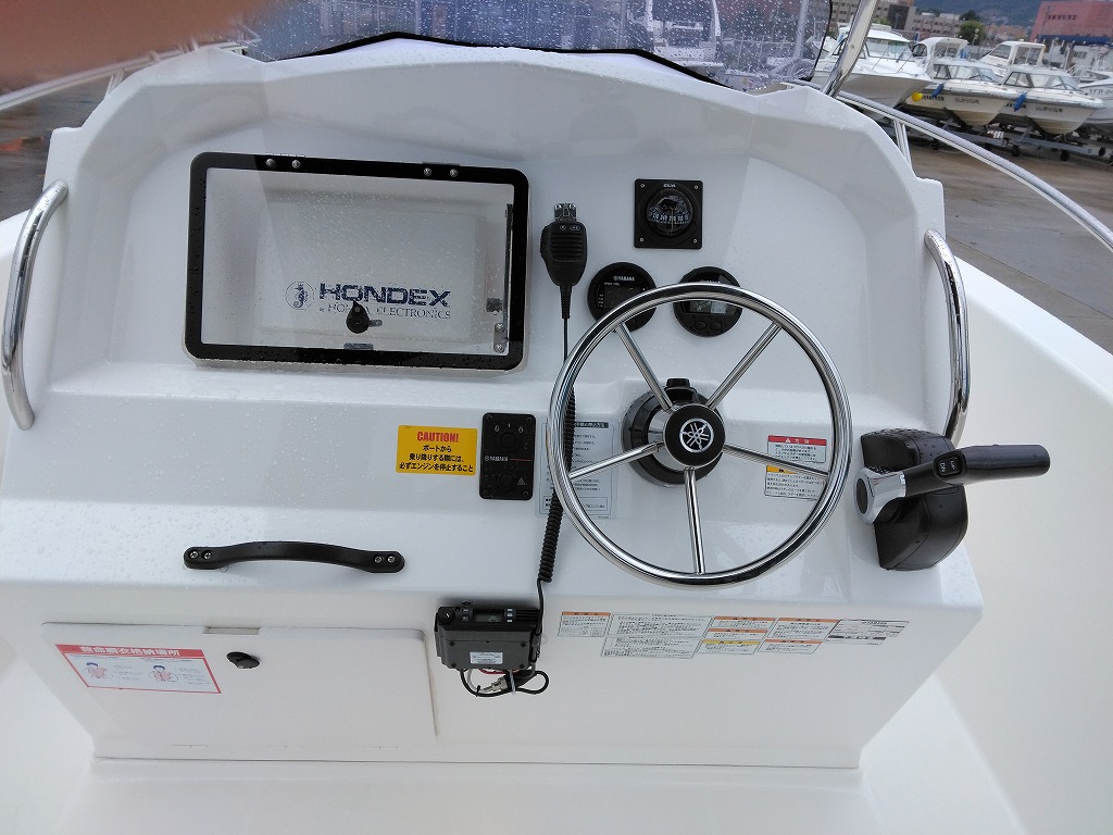 小樽港マリーナでは、クラブ艇にGP測位表示式無線機を装備致しました